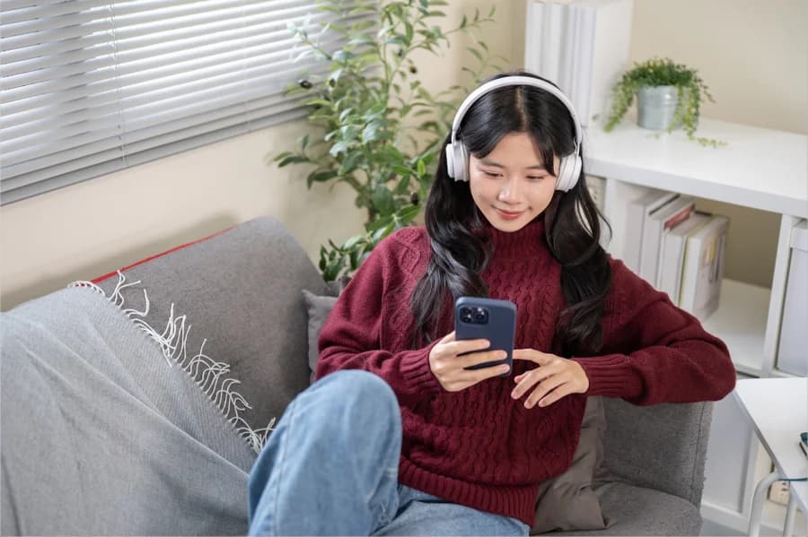 Person accessing Ventoutt mental health services online: flexible and affordable support